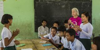 Volunteer in Myanmar. Ana Paula Pinto with students. 