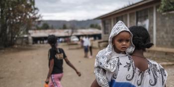 Mother and child fleeing conflict in Ethiopia