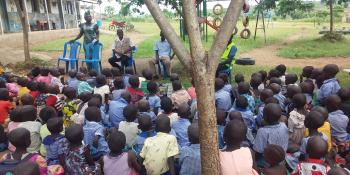 Volunteer Jockim with schoolchildren.