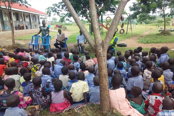 Volunteer Jockim with schoolchildren.