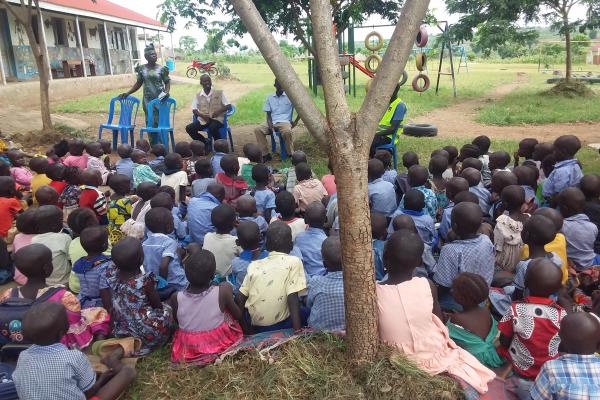 Volunteer Jockim with schoolchildren.